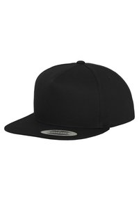 Zwarte snapback cap met een vlakke rand, gemaakt van stof, met een gladde textuur en een ronde bovenkant. Inclusief een zweetband voor comfort.