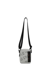 Petit sac bandoulière rectangulaire gris avec sangle noire réglable, motif de texte imprimé, et poche zippée verticale noire à l'avant.