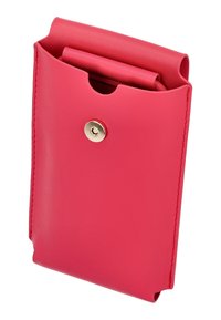 Lyserød læderpung med en glat tekstur, toplukning og en messingtrykknap. Har et slankt, minimalistisk design med afrundede hjørner.