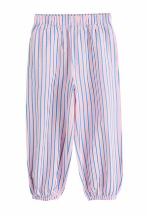 Luźne różowe spodnie z pionowymi niebieskimi paskami, elastycznym pasem i ściągaczami na końcach nogawek.