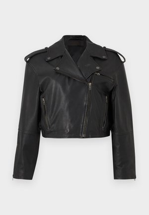 Veste motard en cuir noir courte avec fermeture éclair asymétrique, poches zippées, pattes aux épaules et large col à revers sur fond blanc.