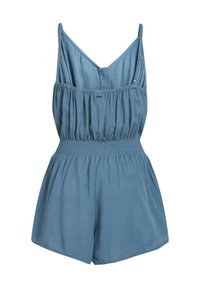 Combinaison short bleue sans manches avec taille élastique, en tissu texturé léger et coupe ample. Encolure en V avec bretelles ajustables.