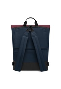 Ryggsäck med en mörkblå tygkropp, burgundy toppklaff och svart botten. Har vadderade axelremmar och ett handtag på toppen.