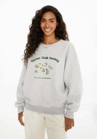 Sivá mikina vyrobená z bavlnenej zmesi, s okrúhlym výstrihom, spadnutými ramenami a zeleným grafickým textom s ilustráciami ústric.