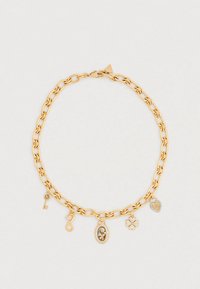 Κολιέ με χρυσή αλυσίδα με πολλά γούρια, συμπεριλαμβανομένου ενός κλειδιού, σύμβολο του άπειρου, λουλούδι, καρδιά και οβάλ μενταγιόν με διακοσμητικά στοιχεία.