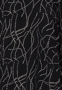Tessuto nero con linee bianche a spirale e piccoli punti, creando un motivo dinamico. Texture leggera, adatta per vari capi d'abbigliamento.