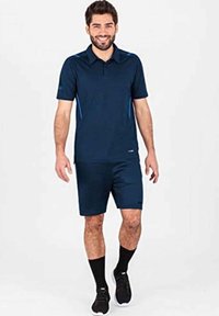 Marine sportpolo en shorts, met blauwe accenten. De polo heeft een standaard kraag en korte mouwen; de shorts zijn knielang.