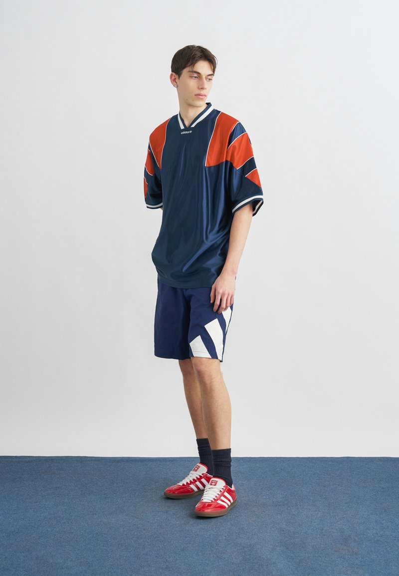adidas Originals LOOSE - Triko s potiskem - night indigo
