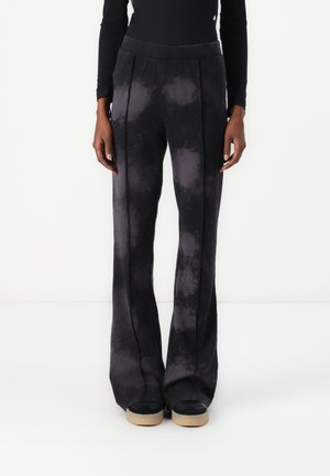 Pantaloni wide-leg in tie-dye nero e grigio con una texture morbida, dotati di una comoda fascia in vita elastica e due pieghe frontali.