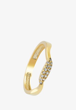 Bague en or avec un anneau lisse et arrondi, un design ondulé et une rangée de petites pierres claires sur un côté.