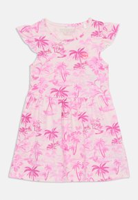 Pink sleeveless dress with ruffled shoulders, featuring a palm tree pattern and "Guess" branding. Made of lightweight fabric.