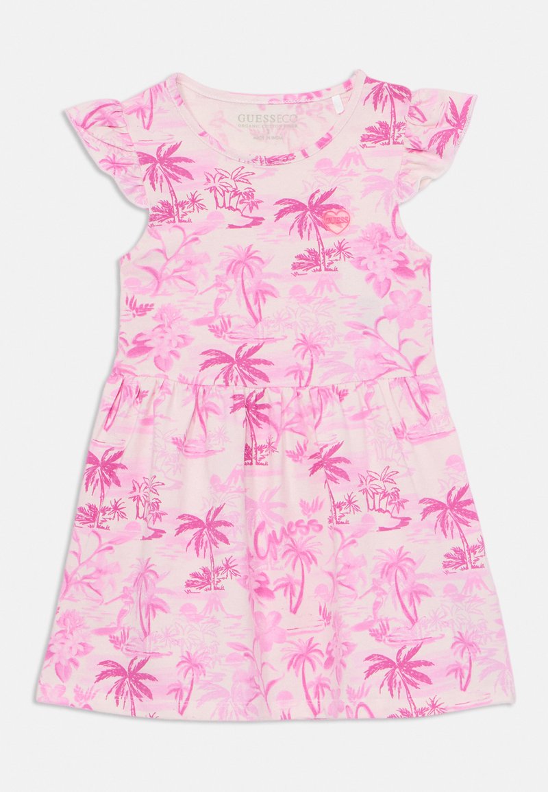 Robe sans manches rose avec des épaules volantes, présentant un motif de palmier et un logo "Guess". Confectionnée en tissu léger.