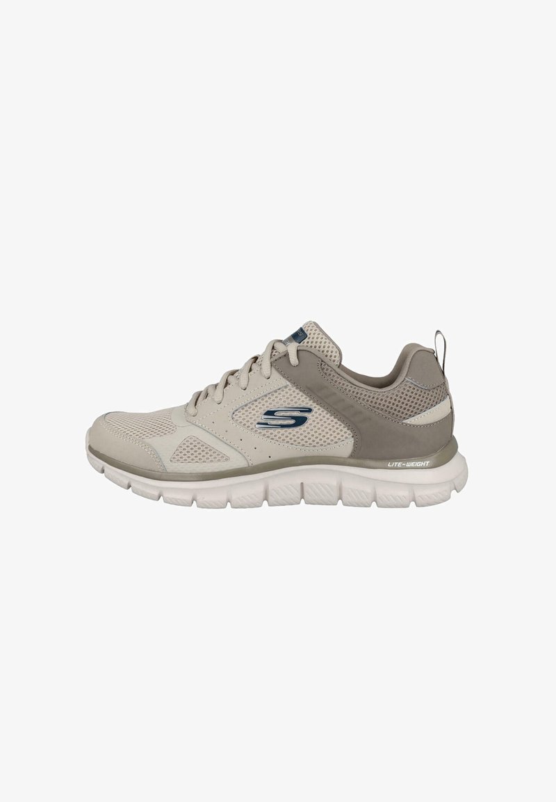 Zapatilla deportiva de color gris claro con parte superior de malla transpirable, detalles en gris oscuro, diseño de cordones y suela ligera. Presenta un logo en el lateral.