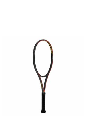 Schwarzer Tennisschläger mit roten Akzenten, leicht länglichem ovalem Kopf, schwarzem strukturiertem Griff und gelber Markenaufschrift auf dem Rahmen.