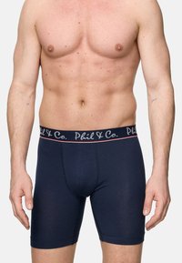 Marina boxershorts gjorda av mjukt tyg, med en midjeband i röd och grå logotyp. Designen inkluderar en åtsittande passform och längd till mitten av låret.