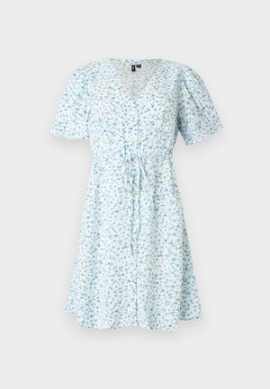 Hvit kortermet kjole med blått blomstermønster, V-hals, knapper foran og knyting i midjen, knelengde med en utvidet skjørt.