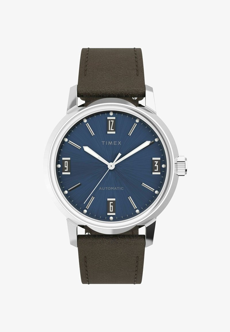 Timex automatinis laikrodis su giliu mėlynu ciferblatu, sidabro spalvos korpusu, rudu odiniu diržu ir stačiakampiais valandų žymekliais. Yra dienos data.