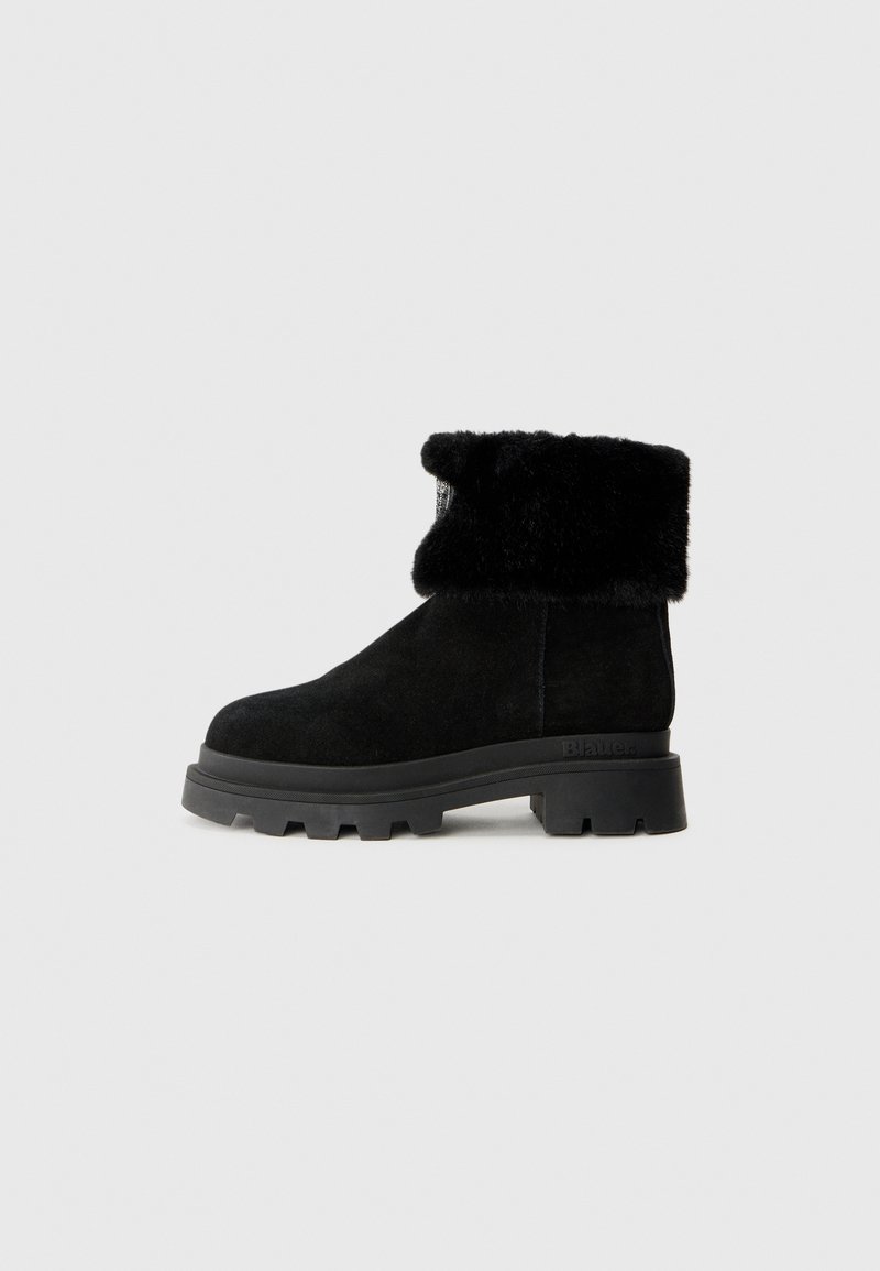 Bottines en nubuck noir avec un revers en fausse fourrure, semelle en caoutchouc épaisse et talon plat. Présente une finition texturée et un bout rond.