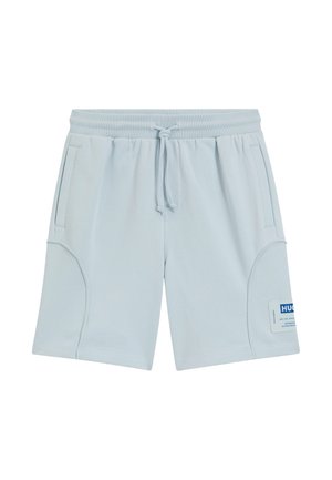 Shorts décontractés bleu clair avec une taille élastique, un cordon, des poches latérales et un patch logo rectangulaire bleu et blanc sur la jambe gauche.