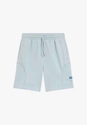 Shorts décontractés bleu clair avec une taille élastique, un cordon, des poches latérales et un patch logo rectangulaire bleu et blanc sur la jambe gauche.