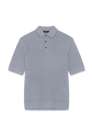 Svetlomodrá pletená polo košeľa s krátkym rukávom s textúrovaným vzorom kabeláže a tromi tmavými gombíkmi na légu.