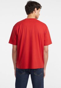 Guess Jeans MINI PATCH - Paprasti marškinėliai - rot