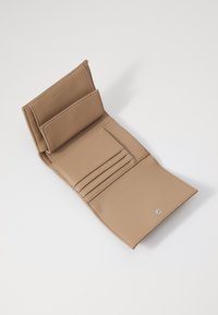 Hnedá kožená peňaženka s viacerými priehradkami na karty, vreckom na mince a uzáverom na cvok. Hladký povrch, minimalistický dizajn a bez viditeľných ozdôb.