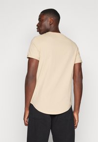 Calvin Klein Jeans BADGE TURN UP SLEEVE - T-shirt basic - warm sand