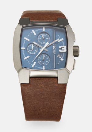 Orologio da uomo con quadrante blu quadrato, cassa in acciaio inox color argento e cinturino in pelle marrone. Presenta tre sottodial e indicazione della data.