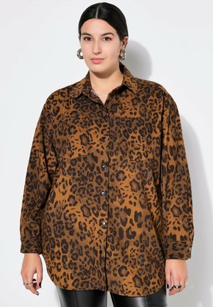 Chemise à imprimé léopard marron avec col, manches longues et boutons à l'avant. Tissu texturé avec une coupe ample et deux poches poitrine.