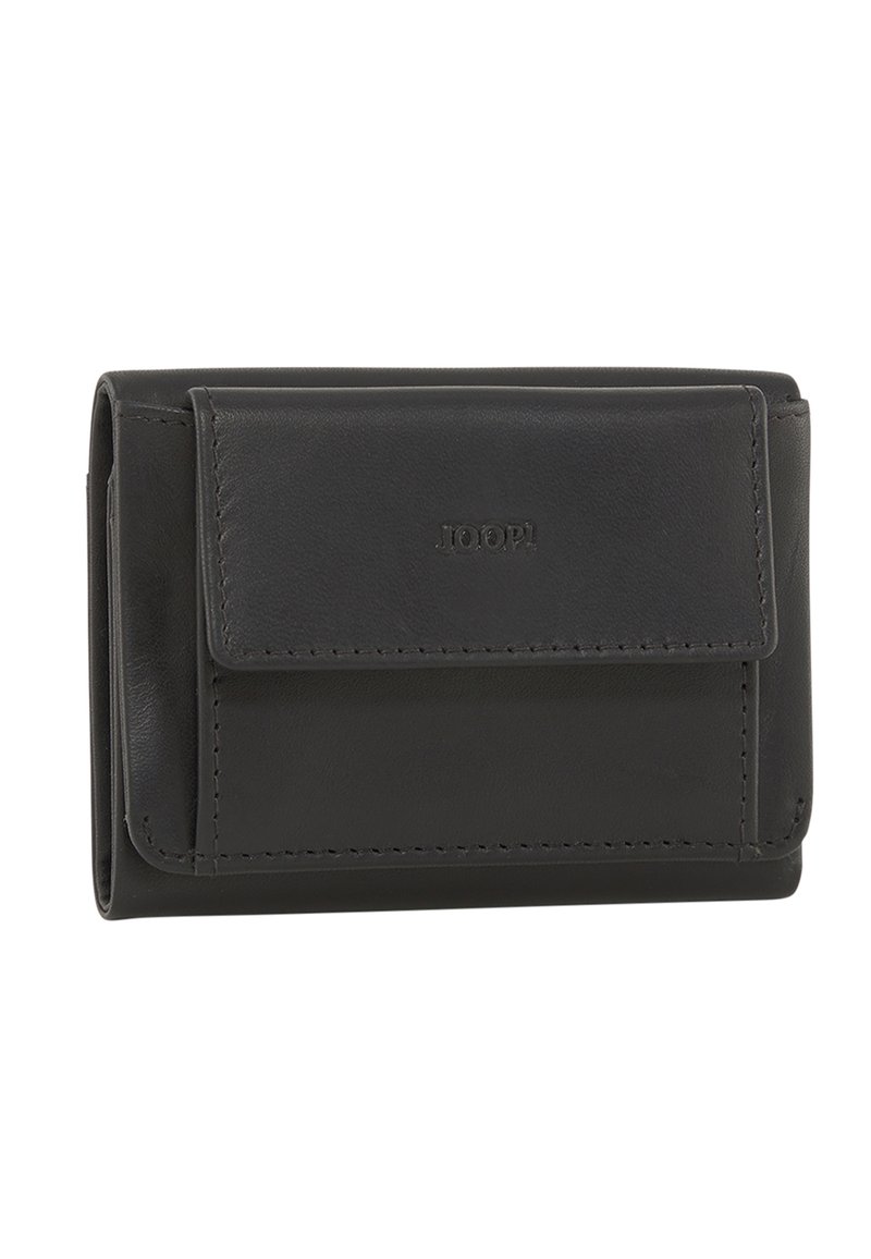 Billetera de cuero negro con solapa frontal, logo grabado, costuras cuidadas y una forma rectangular compacta. Textura suave con acentos sutiles.