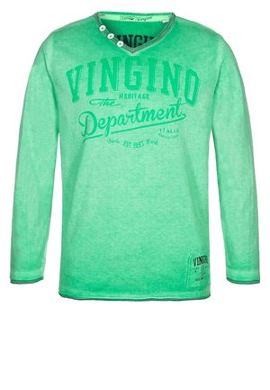 Grøn langærmet V-hals skjorte med tre knapper og "VINGINO The Department" trykt med store bogstaver på forsiden.