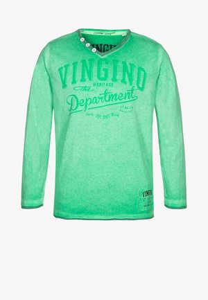 Grøn langærmet V-hals skjorte med tre knapper og "VINGINO The Department" trykt med store bogstaver på forsiden.