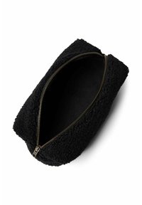 Zwarte gestructureerde clutchtas met een ritsluiting en een zachte, pluche buitenkant, met een zichtbare binnenvoering door de open bovenkant.