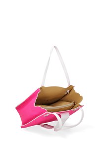 Sac fourre-tout en maille rose avec un bord festonné, des anses blanches et un intérieur marron. Comprend une poche zippée et des fermetures à bouton-pression en métal.