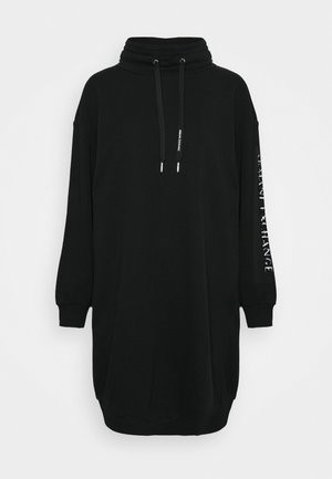 Czarna sukienka z długim rękawem i kapturem, z troczkami, ściągaczami na mankietach i dole oraz białym logo z tekstem na lewym rękawie i troczkach.