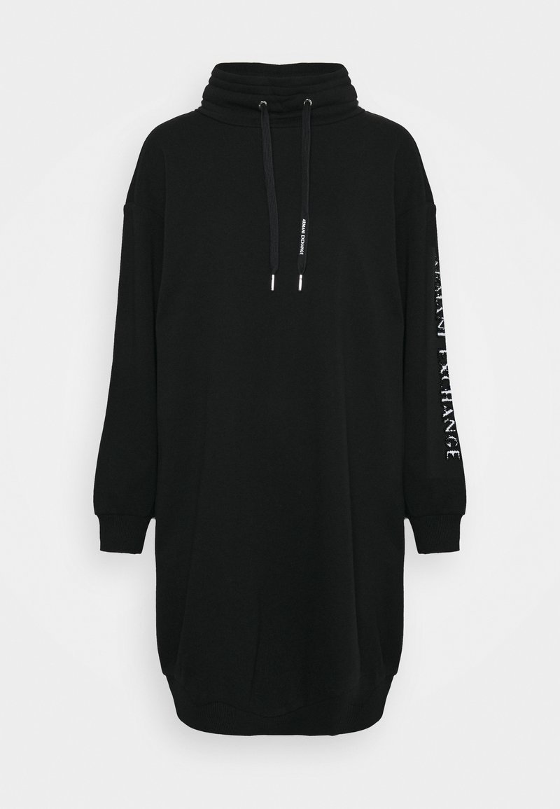 Robe noire à manches longues avec capuche, cordons, poignets et ourlet côtelés, et logo texte blanc sur la manche gauche et les cordons.