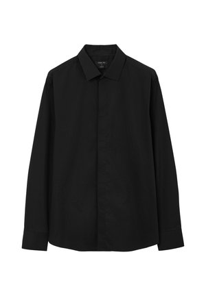 Chemise noire à manches longues avec un col classique, un devant boutonné et une texture de tissu lisse. Dispose de poignets droits et d'un design à coupe régulière.