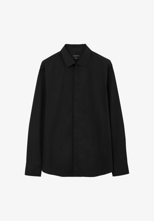 Chemise noire à manches longues avec un col classique, un devant boutonné et une texture de tissu lisse. Dispose de poignets droits et d'un design à coupe régulière.