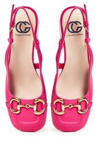 Rosa Leder Slingback-Schuhe mit eckiger Zehenform, die eine goldene Kettenakzentuierung und verstellbare Riemen besitzen. Sanfte Textur und minimalistisches Design.