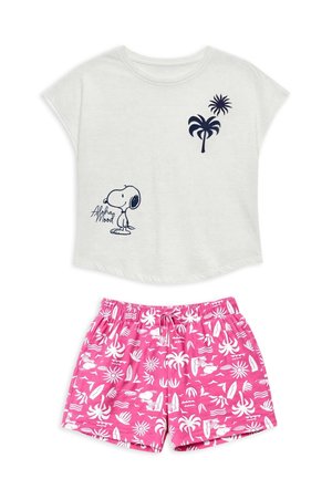 Chemise blanche à manches courtes avec motif de palmier bleu marine et Snoopy, associée à un short rose à taille élastique avec des motifs tropicaux blancs et Snoopy.
