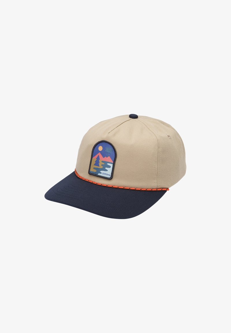 Casquette en coton beige avec une visière bleu marine, ornée d'un patch représentant un paysage coloré et de surpiqûres orange le long de la visière.