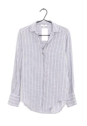 Chemise à rayures verticales gris clair et blanc à manches longues, accrochée sur un cintre noir avec une étiquette blanche.