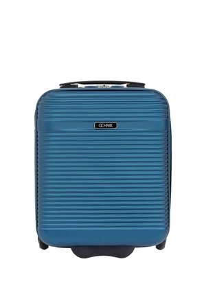 Niebieska twarda walizka na kółkach z poziomymi żłobieniami, czarną rączką, kółkami i logo "Ochnik" na środku przedniej strony.