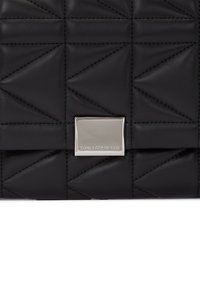 Borsa nera in pelle con un design trapuntato a motivi triangolari, arricchita da una chiusura quadrata argentata con marchio in rilievo.