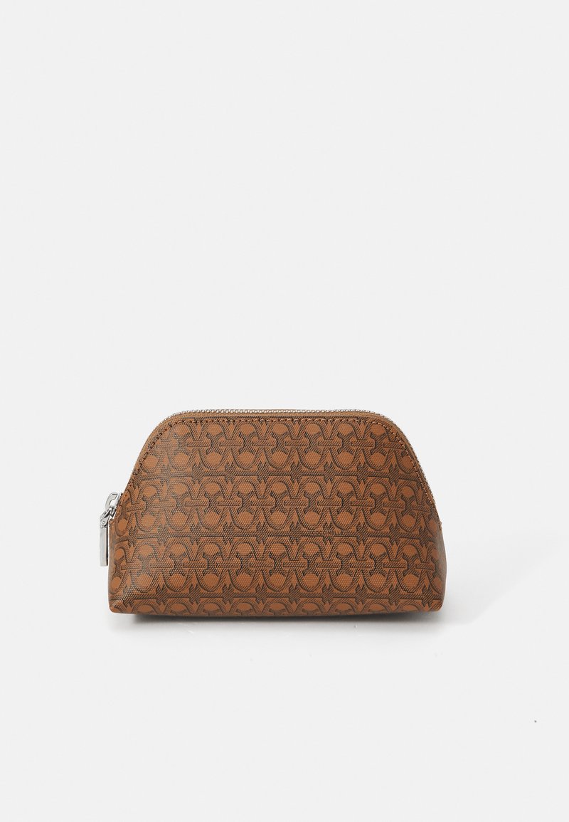 Pochette marrone con texture e motivo geometrico, forma arrotondata e chiusura con zip in argento. Il materiale appare resistente e liscio.