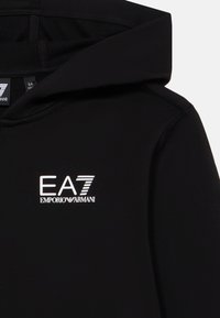 Sudadera negra con capucha con el logo blanco EA7 Emporio Armani. Textura de tela suave con un diseño clásico. Cuello ajustado.