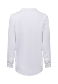 Witte langekleurige shirt met lange mouwen, gemaakt van een gestructureerde stof. Heeft een klassieke kraag en knoopsluitingen bij de manchetten, met een gebogen zoom aan de onderkant.