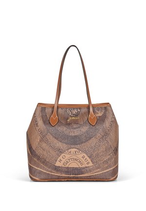 Braune Totebag mit doppelten Griffen und aufwendigem kreisförmigem Vintage-Kartenmuster mit Text, aufrecht stehend vor einem weißen Hintergrund.