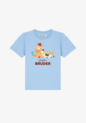 Lichtblauw korte mouwen t-shirt met een grafisch ontwerp van twee lama's met bloemenaccenten en de tekst "Grofer BRUDER" in bruin. Zacht katoenen materiaal.